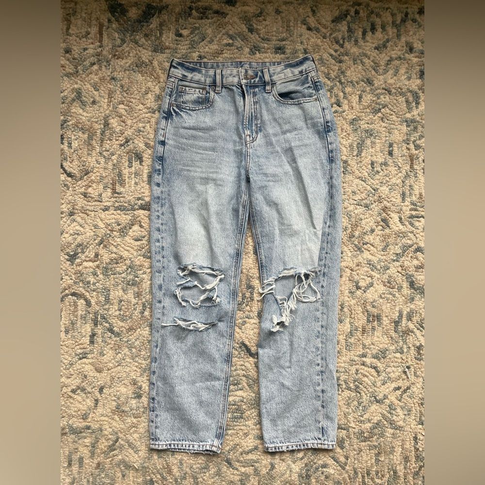 American Eagle Denim Straight Mom Jeans Light wash ripped Women’s size 4 short